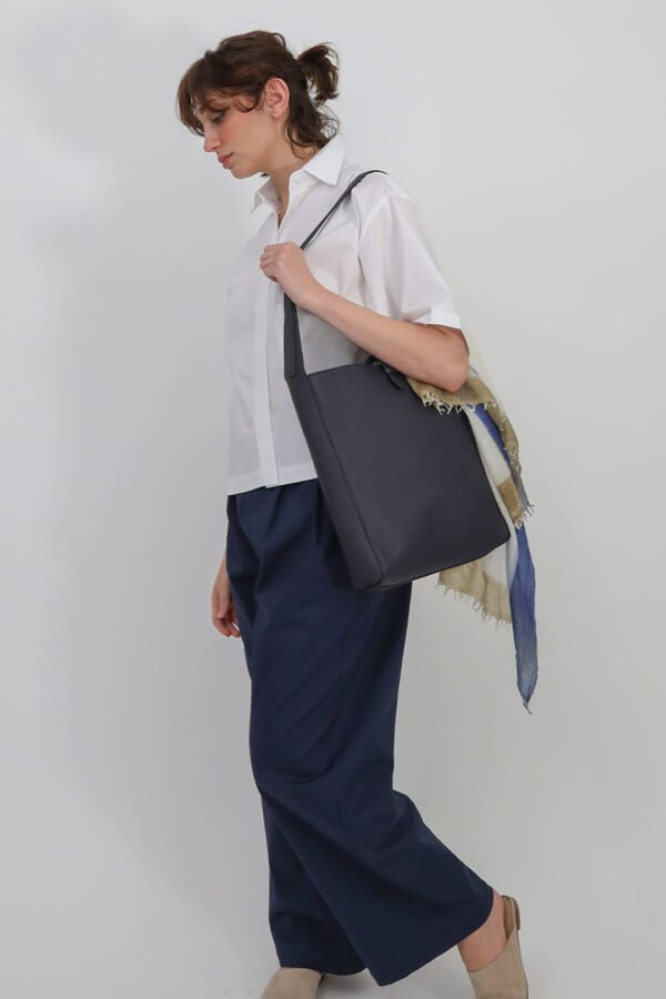 BRIO BUCKLE BAG IN ITALIAN CALFSKIN NAVY - Image 6